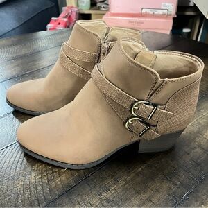 Life Stride Blaire Nubuck Tan Ankle Boots with Double Buckle 8.5 Wide Ankle